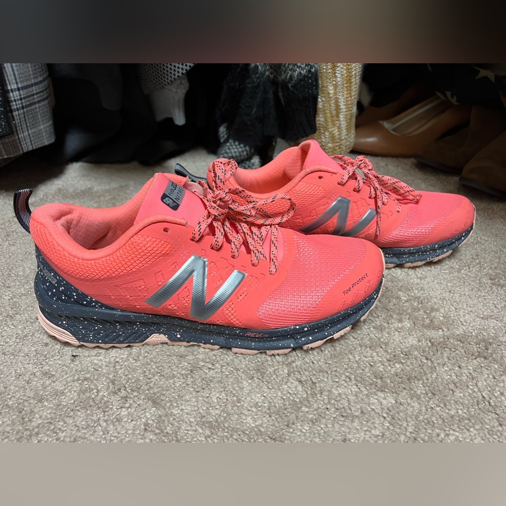 New balance tennis shoes